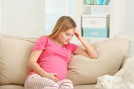 如果你怀孕了，请走出左侧位睡姿的“骗局”，以免伤害胎儿图片
