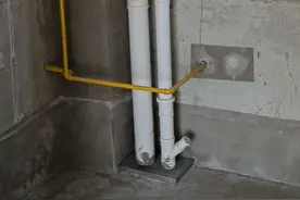 厨房下水管高度一定要尽可能的低，这样洗菜盆能随便放图片