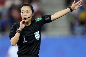 她纤臂一挥，没人敢造次！世界杯36岁日本女裁判被赞最绝图片