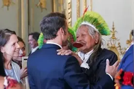 神秘的非洲唇盘族：女子10岁开始切嘴唇装盘子，盘子越大越美图片