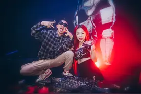 中学校长“逛夜店”被拍，与多名女生举止亲密，其正面照片被曝出图片