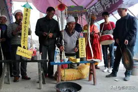 农村小伙子结婚时，家里老人突然离世，是先办丧事还是先办婚事？图片