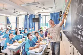 大学老师有多富？985大学副教授晒出的年收入，金额令人心动不已图片