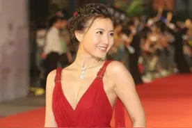 被陈好惊艳住了！一袭V领红裙美艳动人，回眸一笑百媚生图片