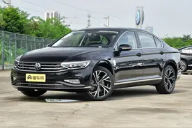 新车 | 售价23.33万元，大众迈腾纪念版到店实拍，竞争凯美瑞、雅阁图片