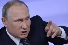 俄军放下武器在乌克兰农场打工摘草莓？时薪10块，摘完草莓还吃瓜图片