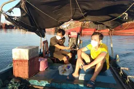 海南省临高县新盈镇：给渔船排水加固 解渔民后顾之忧图片