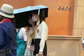 环球影城偶遇鞠婧祎，脚踩十公分增高鞋，被调侃没有一米五图片