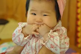 “吃手和不吃手”的宝宝会有啥差距？过来人说出答案，父母需了解图片