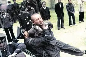 八九十年代，罪犯公开处决真实影像，男子跳起反抗悔不当初！图片