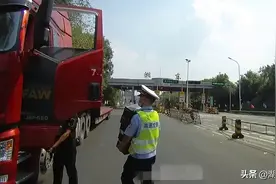 大货车在高速上掉落货物，高速交警迅速帮助找回 | 交警正能量图片