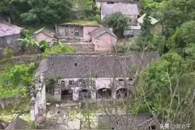 贵州兴义深山里的百年豪宅，二楼上还放置一副棺材有点不可思议图片