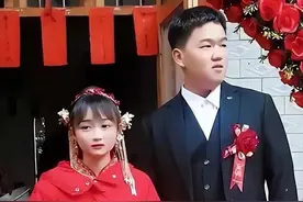 新娘长着娃娃脸，让人误以为未成年，网友:新郎捡到宝了!图片