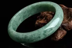 豆种翡翠手镯的市场价格是多少？值不值得买？这篇干货告诉你答案图片