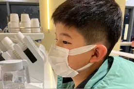 胡可晒大儿子近照，10岁安吉瘦一圈好明显，五官遗传妈妈良好基因图片