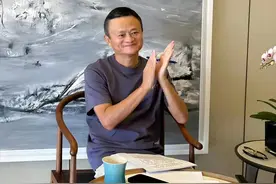 马云现身精神抖擞，豪宅曝光椅子就8千，外出在高档酒店喝平价水图片