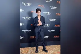 任嘉伦近照：瘦脱相变麻杆腿，穿皮靴好像踩高跷成亮点图片