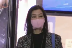 美人迟暮！56岁宋祖英买童装，眼周松弛有抬头纹，背帆布包好朴素图片