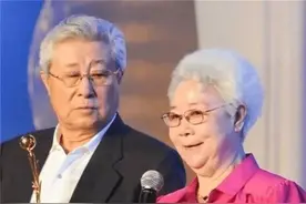 全民偶像，无绯闻，不滥情，90岁的王心刚与初恋妻子执手偕老图片