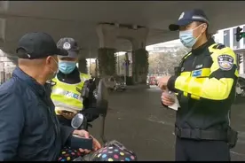 电动自行车如何安全过马路？转弯看灯再直行！汉警快骑现场普法“二次过街”图片