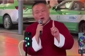 网友街头偶遇“小岳岳”唱歌卖艺 网友：嗓音、身段、神态都很像！图片