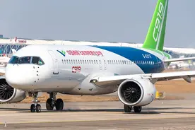 全球首架中国大飞机，交付首飞，看到新闻的俄罗斯人，情绪很复杂图片