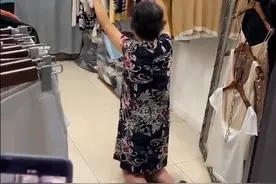 辽宁一大妈砍价不成跪地哀嚎，原价240元衣服要40元买走，网友：强买强卖，报警吧图片