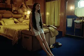 情色版科学怪人！疯狂纵欲、改造人体的她，却被贴上天真标签？图片