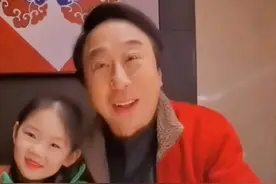 64岁冯巩与孙女庆小年！妮妮五官清秀声音甜，帮爷爷买糖瓜有孝心图片