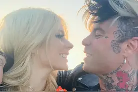 37岁艾薇儿“官宣”订婚，人生第三次，朋克男友塞纳河畔单膝跪地图片