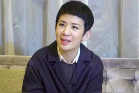 56岁吴君如近照，穿短裙白皙美腿吸睛，直言当初要演丑角很不开心图片