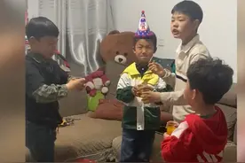 江苏一男孩8岁生日时，和小伙伴拜把子，接下来一幕搞笑图片