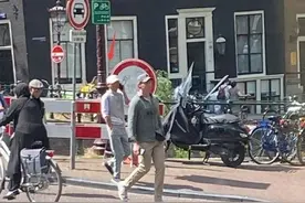 57岁马云现身荷兰被偶遇，身材消瘦走路有范，旁边还有保镖跟随图片