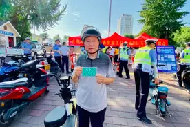 骑电动车除了挂牌、戴头盔，还有3+1规定，不然罚款、扣车没商量图片