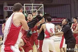中国男篮3大打架名场面，朱芳雨一战成名，血性李楠从未被超越图片