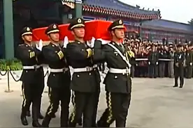 钱学森逝世当日天降大雪，三军仪仗队抬棺，数十万居民为他送行图片