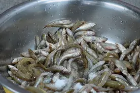 小鱼仔这样做太好吃了，下酒下饭，吃上一口满嘴香，太解馋了图片