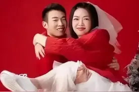 湖北34岁女子瘫痪离异后，嫁给闺蜜的儿子，网友：两人真是绝配！图片