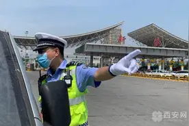 京昆高速改建交通分流首日 西安交警多点发力 交通秩序整治成效明显图片