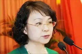 化学老师下海创业，59岁身价1350亿，白手起家逆袭成千亿女首富图片