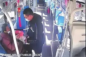 “舞蹈症”患者乘坐青岛真情巴士公交车 驾驶员举动让人感动图片