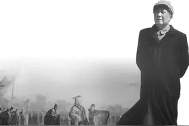 毛泽东评点秦始皇，写诗给郭沫若：劝君少骂秦始皇图片