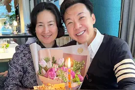 何超琼连续2年为男友人庆生，紧贴而坐一脸甜笑，相识30年关系好图片