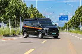 独立卫浴间，配双床铺，还能下地库！实拍福生行者硬升顶商旅房车图片