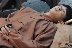 《无限超越班》刘耀文、荣梓杉、李治廷当群演，一撑一累一冷图片