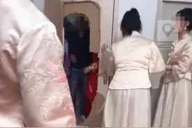 伴郎团接亲暴力破门，新娘发怒大喊，亲友：他们着急进门就把门踹烂了，司仪调节气氛后还是正常接亲图片