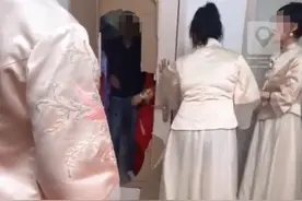 伴郎团接亲暴力破门，新娘发怒大喊，亲友：他们着急进门就把门踹烂了，司仪调节气氛后还是正常接亲图片