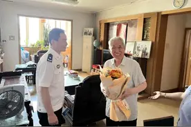 西安公安碑林分局党委开展走访慰问老党员及纪念章颁授活动图片