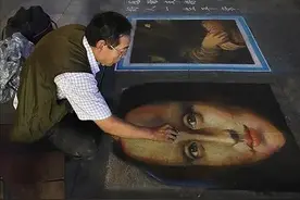【励志】“中国最牛独腿乞丐”，在街头画了1000多幅《蒙娜丽莎》图片