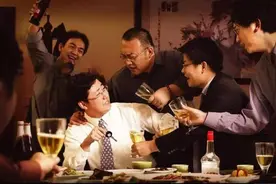 陪领导参加饭局要注意什么？办公室主任：懂4个礼数受欢迎图片
